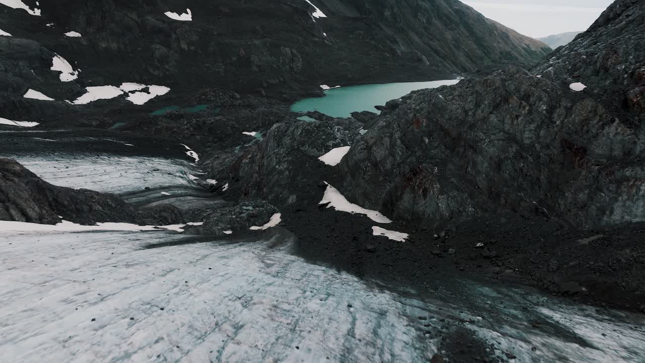 montañas rocosas y lago azul en glaciar vinciguerra caminata cerca de ushuaia, provincia de tierra del fuego, argentina