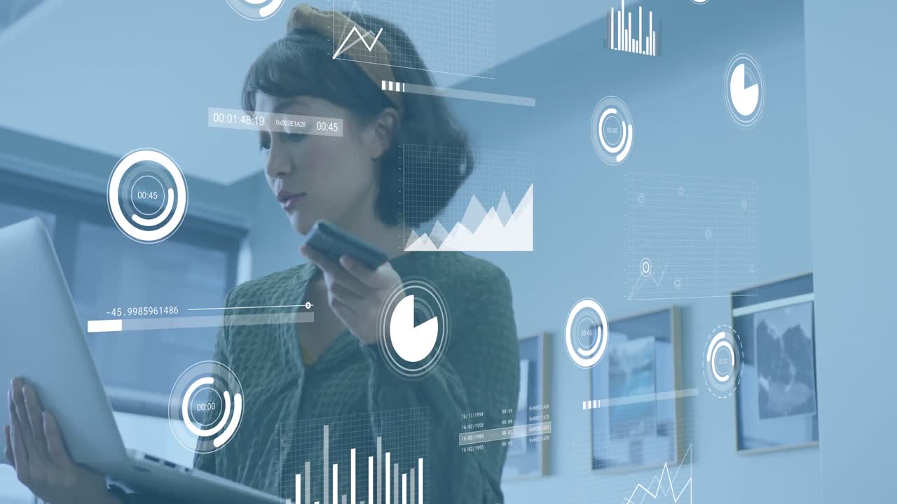 animación de procesamiento de datos sobre mujer de negocios asiática que trabaja en la oficina.