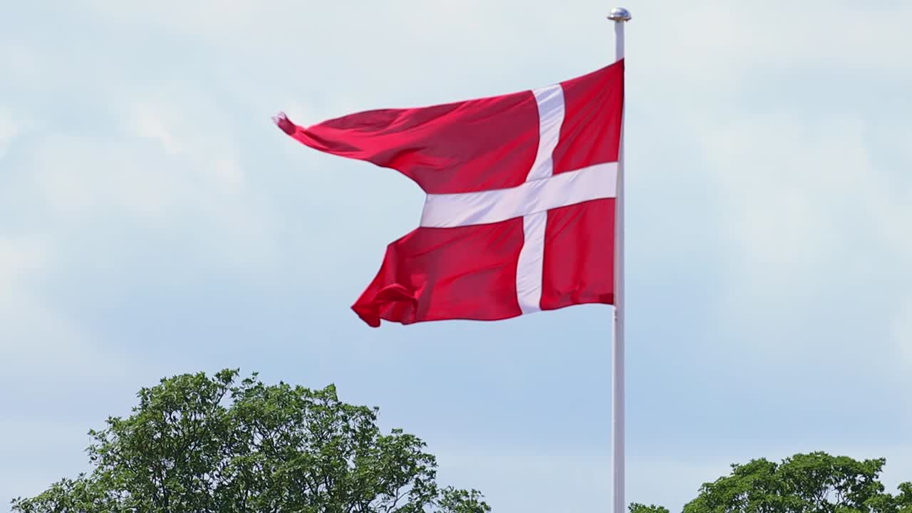 Dansk flag Dannebrog blafrer i sommerbrisen i virkeligheden - FHD Slowmotion