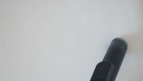 cerca de una aspiradora limpiando tela blanca