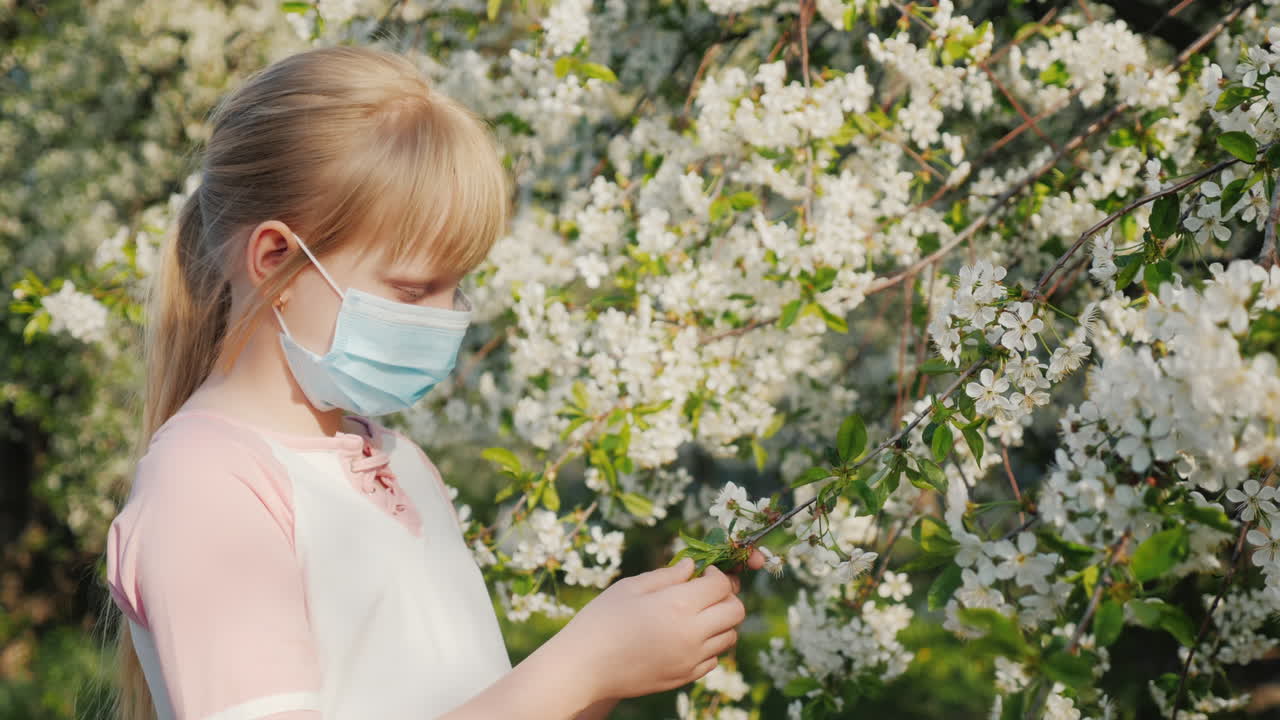 꽃 피는 나무 알레르기 문제 근처 마스크에 슬픈 아이