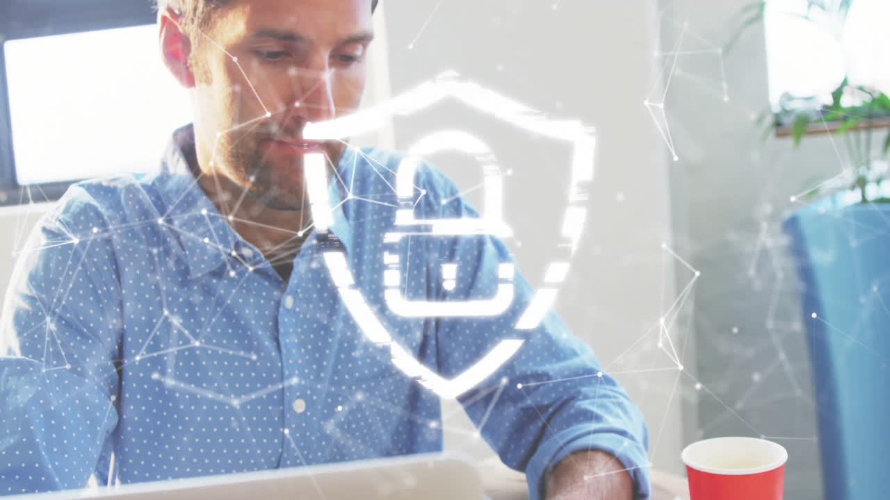 анимация белого замка и форм над кавказским человеком с помощью смартфона