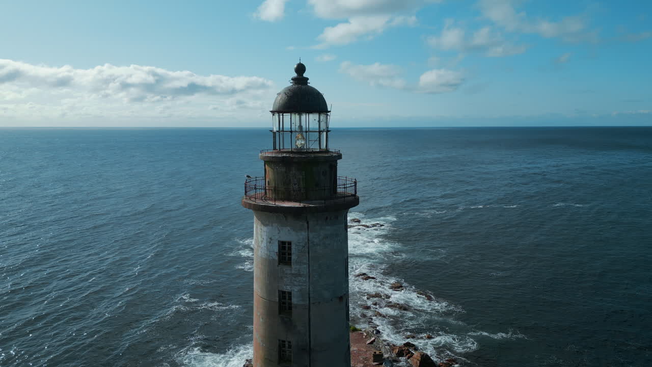 маяк на прибрежной скале