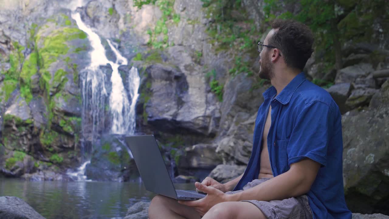 hombre independiente al aire libre.