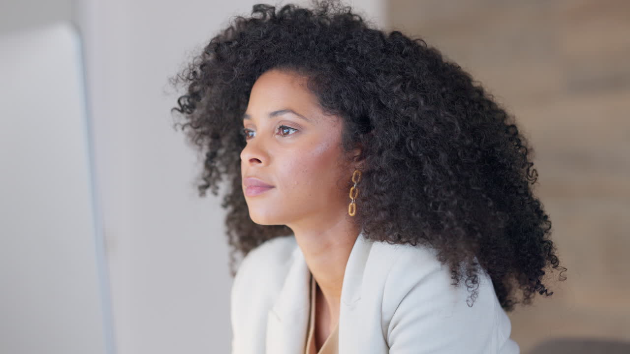 abogada afroamericana leyendo un estudio de caso