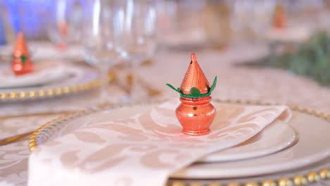 configuración decorativa en una mesa de comedor durante una recepción de boda india - de cerca