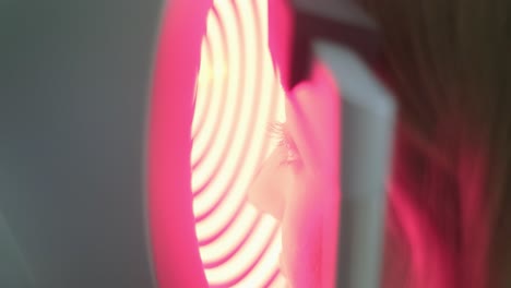 topografía corneal. examen ocular con analizador de cornea para mujer hermosa