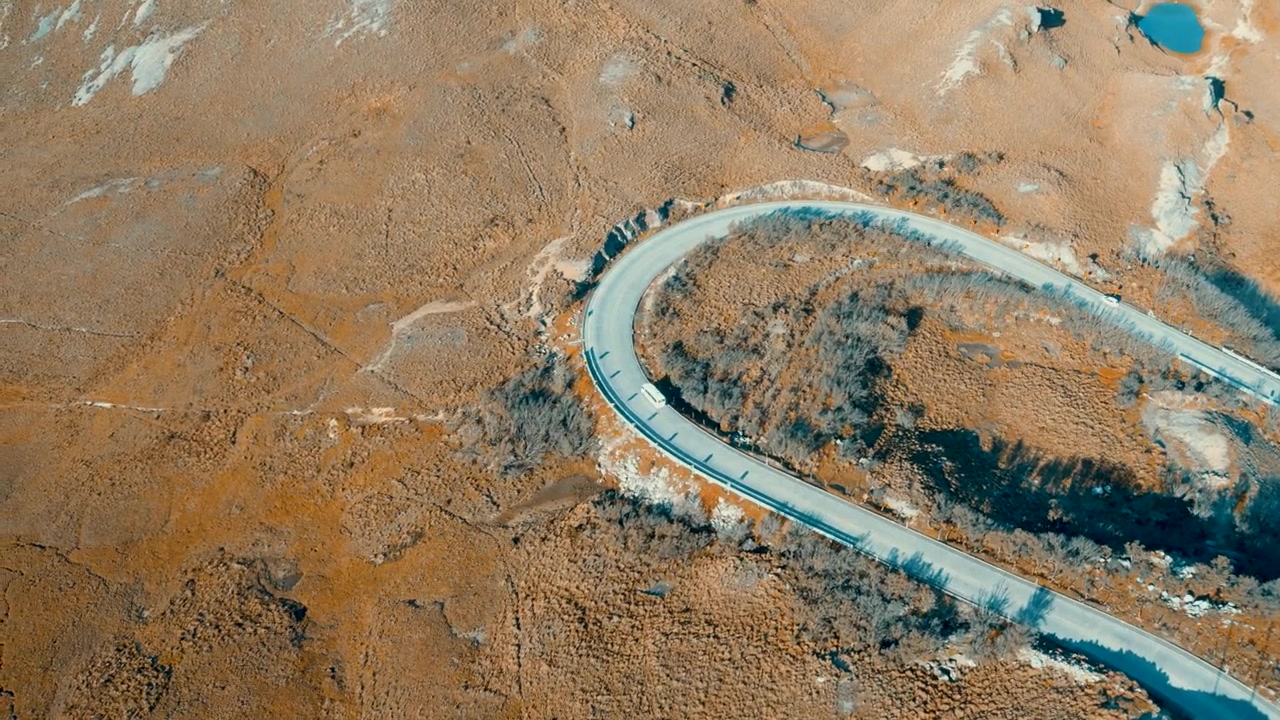 Un video aereo girato sopra il Parco Nazionale Cajas a Cuenca, Ecuador, segue un'auto mentre si snoda attraverso i paesaggi mozzafiato del parco. Il filmato del drone riprende il veicolo che si muove lungo strade tortuose
