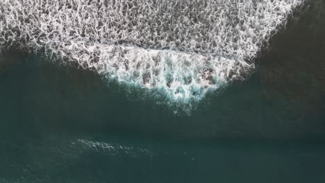 Vista-Aérea-De-Las-Olas-En-La-Playa-Dominical-En-Costa-Rica,-Todavía-Tiro-De-Arriba-Hacia-Abajo