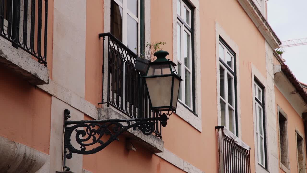 lámpara de calle unida a un edificio en lisboa, portugal