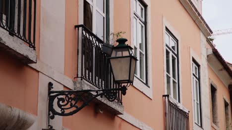 Lámpara-De-Calle-Adjunta-Al-Edificio-En-Lisboa,-Portugal.