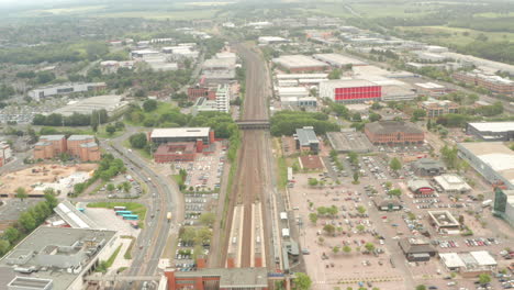 Amplia-Toma-Aérea-De-Dolly-Back-Sobre-La-Estación-De-Tren-De-Stevenage