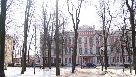 escena de invierno de un edificio histórico en un parque