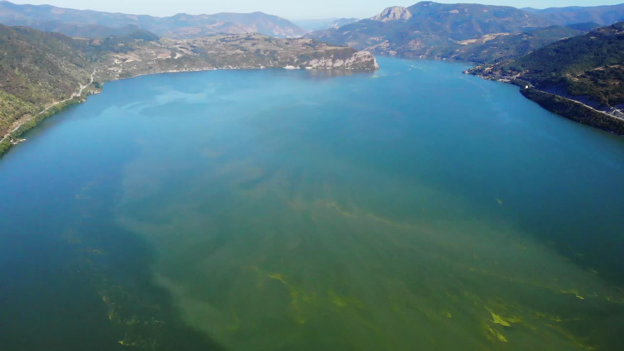 vista aérea del río danubio con algas verdes y contaminación del agua