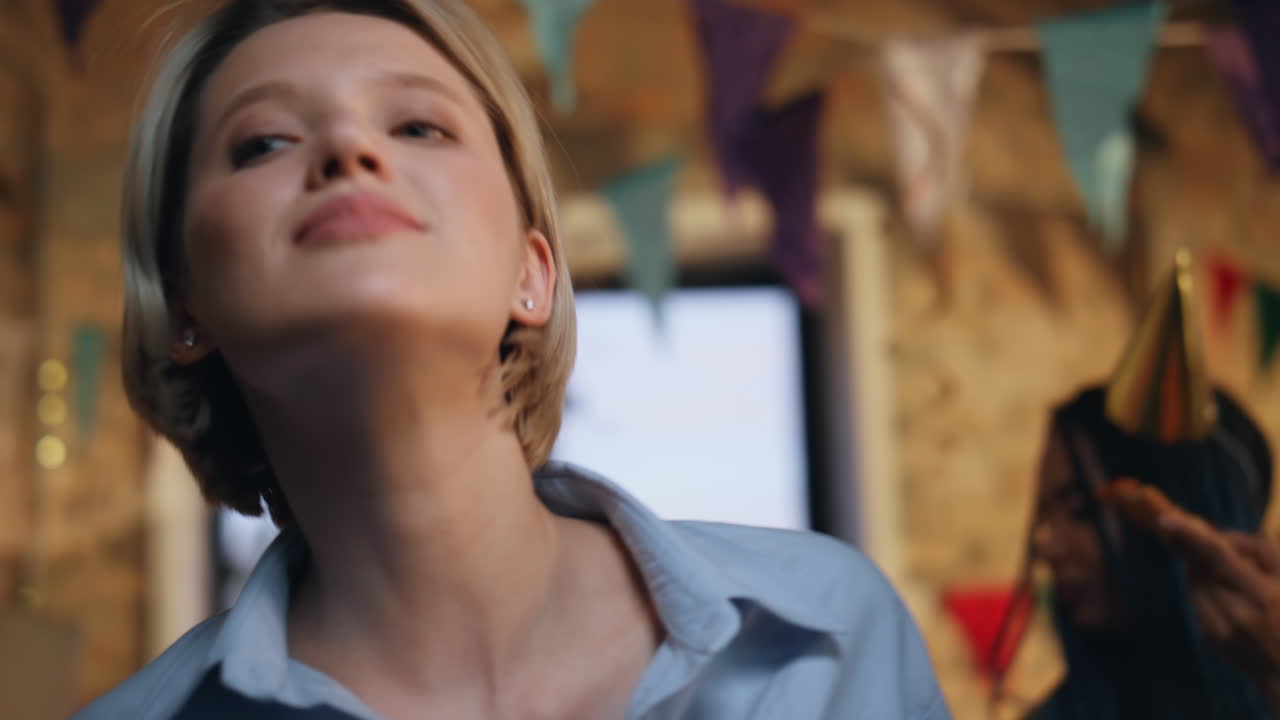 танцующие люди с бутылками пива на вечеринке дня рождения вблизи. женщина веселится