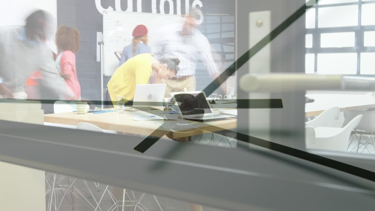 바쁜 사무실 에서 일 하는 동료 들