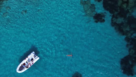 Bikini-Bekleidete-Frau-Genießt-Ihren-Stressfreien-Urlaub-Auf-Der-Isola-Di-Spargi-Itlay