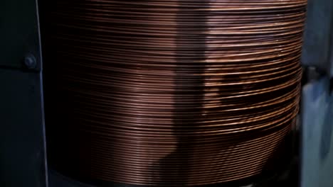 máquinas, equipos y bobinas con alambre. cable de bobinado en un carrete de metal. dentro de la antigua fábrica de fabricación de cable eléctrico.