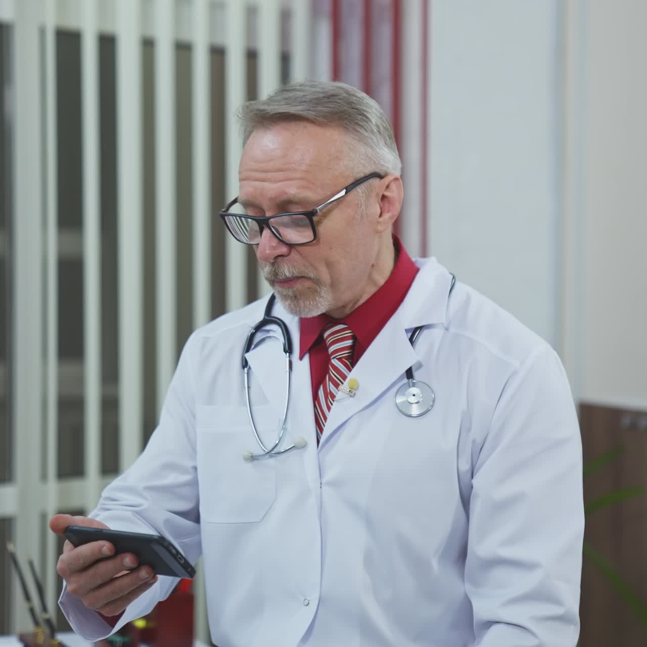 Médico sênior falando para a câmera