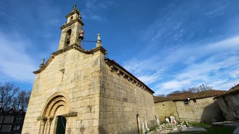 vista de la iglesia de santo andrés, piñeira seca, cielos serenos en galicia, españa