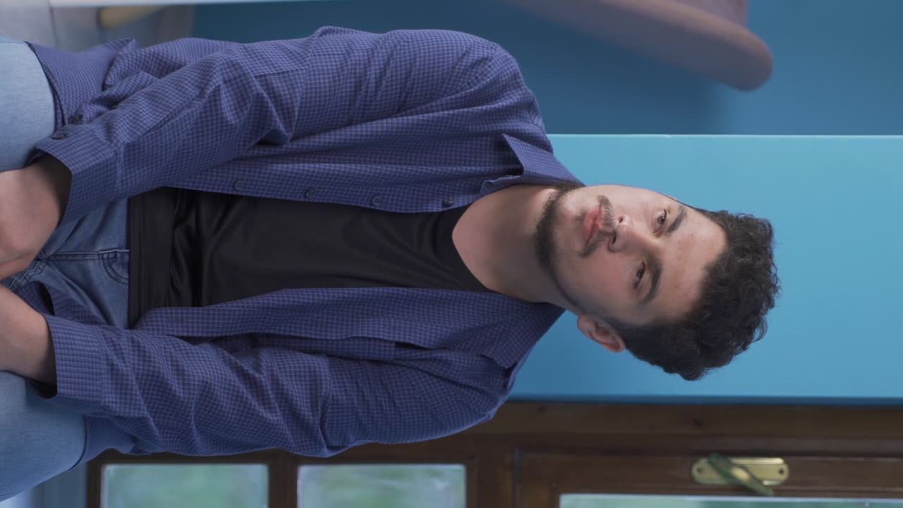 무 ⁇ 을  ⁇ 고 있는 불행한 남자의 수직 비디오. 지쳤습니다.