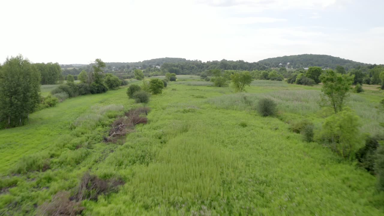 drone sobre campos rurales en el condado de orange nueva york