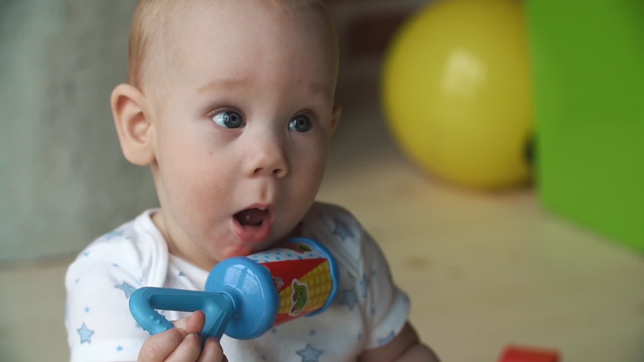 鳴き声で遊ぶ赤ちゃん