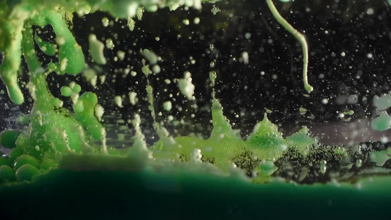 стремительно летящие нефтяные пузыри с вращающимся торнадо и червеобразным плавающим существом