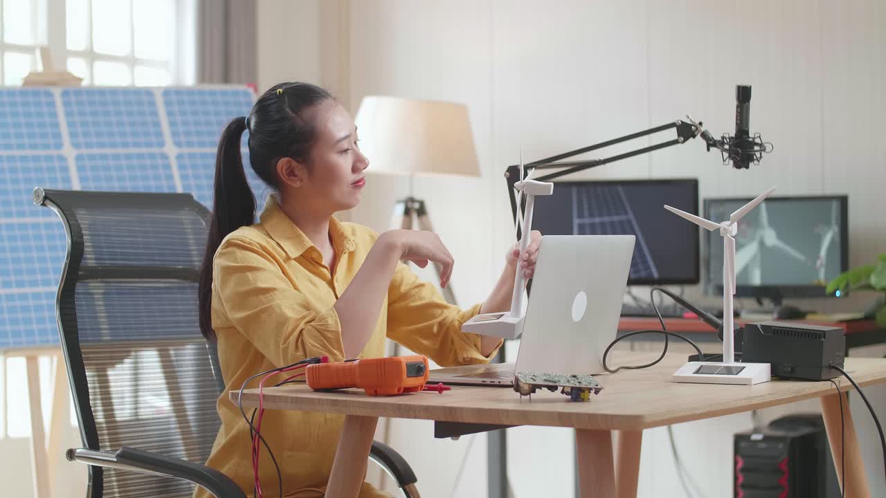 가정 사무실에서 재생 가능한 에너지 기술을 공부하는 여성