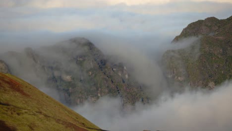 Nubes-Blancas-Ubicadas-Dentro-Del-Cráter-Haleakala.