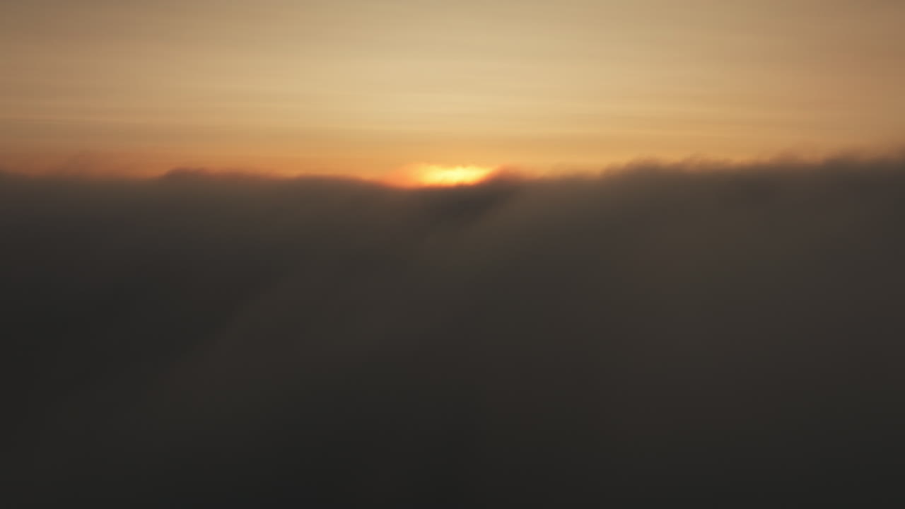 el amanecer o el atardecer por encima de las nubes