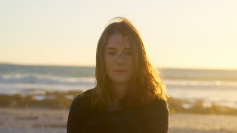 Retrato-De-Una-Hermosa-Joven-En-La-Playa-Durante-El-Atardecer-4k