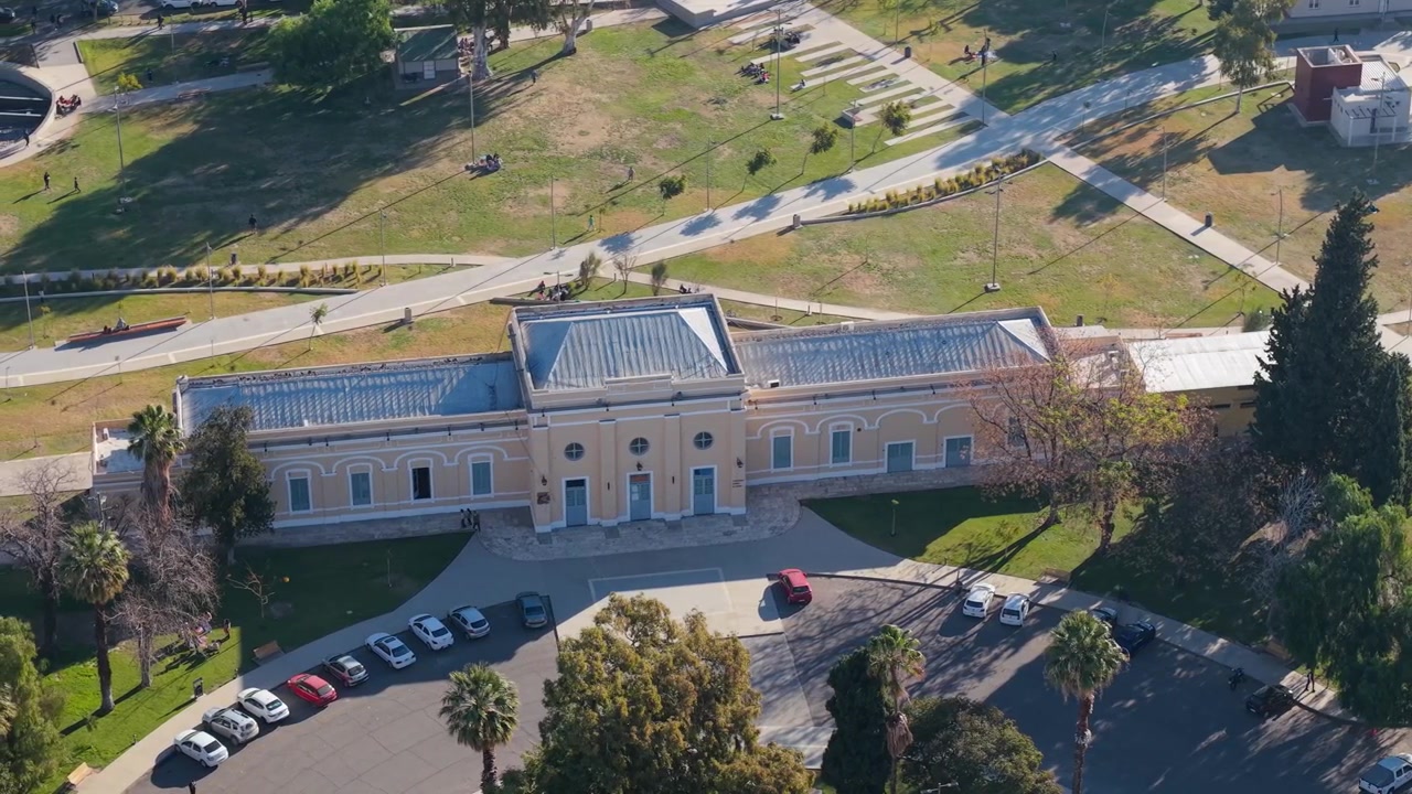 Vista aérea del Museo de Ciencias Naturales y la Ex Estación de Ferrocarril General Belgrano en San Juan, Argentina, edificio histórico