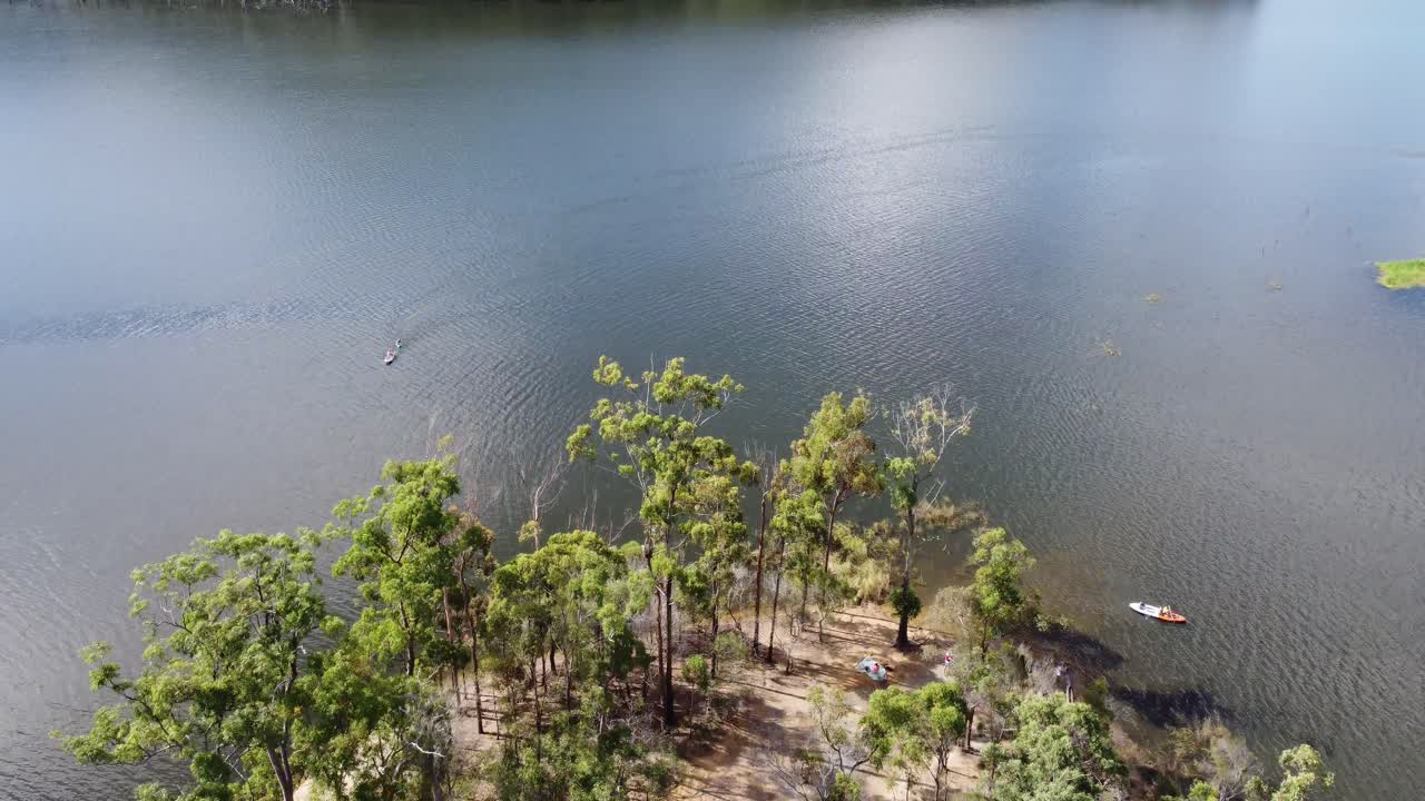 보트 경사로와 반도 위로 비행