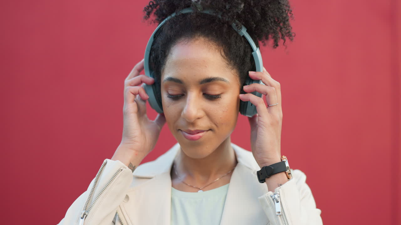 música, transmisión y auriculares con una mujer feliz