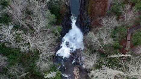 esta es una hermosa cascada en georgia desde arriba hacia abajo en invierno