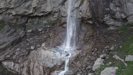 Cerrar-Drone-Vuelo-Cascada-Almenbachfall-Berner-Oberland-Suiza