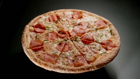 la pizza está girando en el aire (levitación)