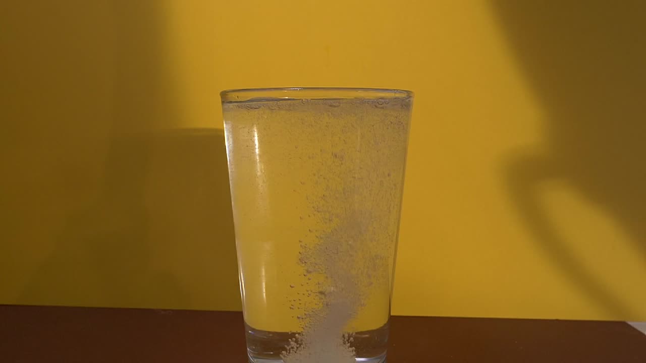 pastilla de magnesio efervescente que se disuelve en un vaso de agua
