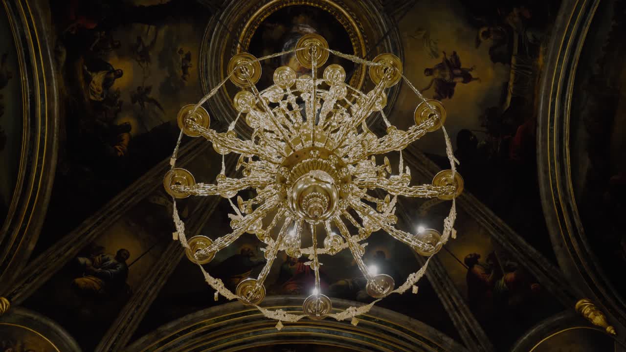 toma de seguimiento de un gran candelabro dorado dentro de una gran catedral