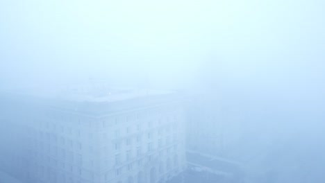 espesa y densa niebla fantasmal que cubre toda la ciudad de liverpool vista aérea del surrealista centro de la ciudad frente al mar dolly tiro derecho