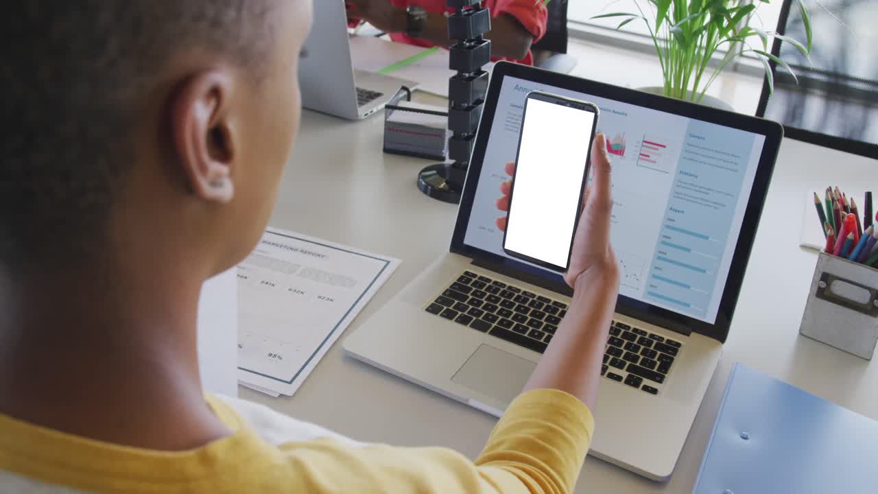 mujer de negocios afroamericana usando un teléfono inteligente para una videollamada con espacio de copia