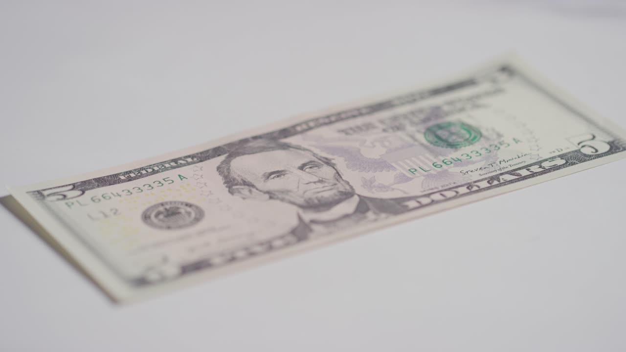 마블 배경 1에 5달러 지폐를 잡는 손의 가까운 통화  ⁇