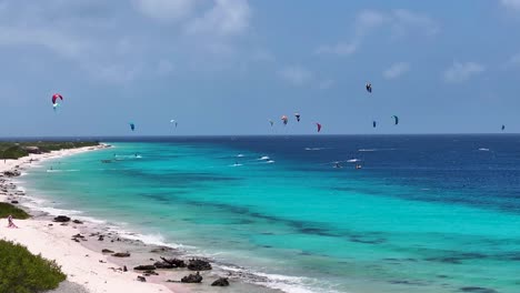 Kiteboarding-Bonaire-Am-Kralendijk-In-Bonaire,-Niederländische-Antillen