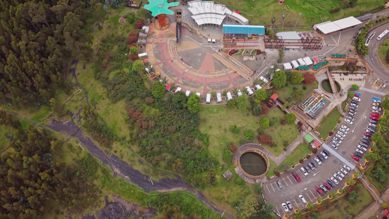 Filmagem aérea com drone da famosa Catedral de Sal de Zipaquirá, mostrando a entrada, o exterior e o estacionamento. Um marco da cidade e uma das atrações turísticas mais emblemáticas da Colômbia