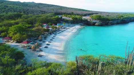 La-Plataforma-Rodante-Del-Dron-Revela-La-Playa-Grote-Knip-De-Curazao-Detrás-De-Matorrales-Y-Cactus