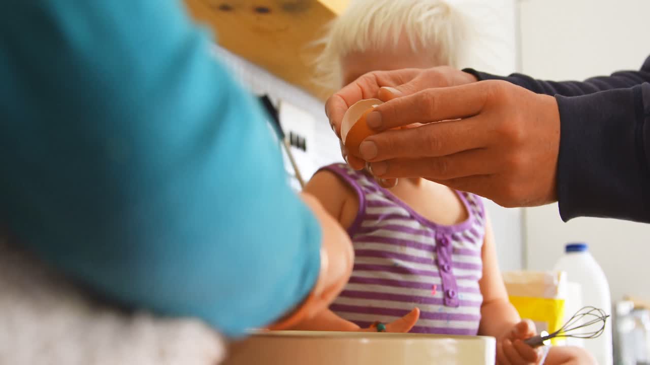 padre con sus hijos rompiendo huevos 4k