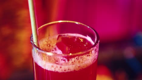 un delicioso cóctel rojo