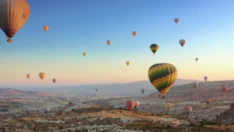 vista aérea de drones de coloridos globos aerostáticos volando sobre capadocia al amanecer de verano
