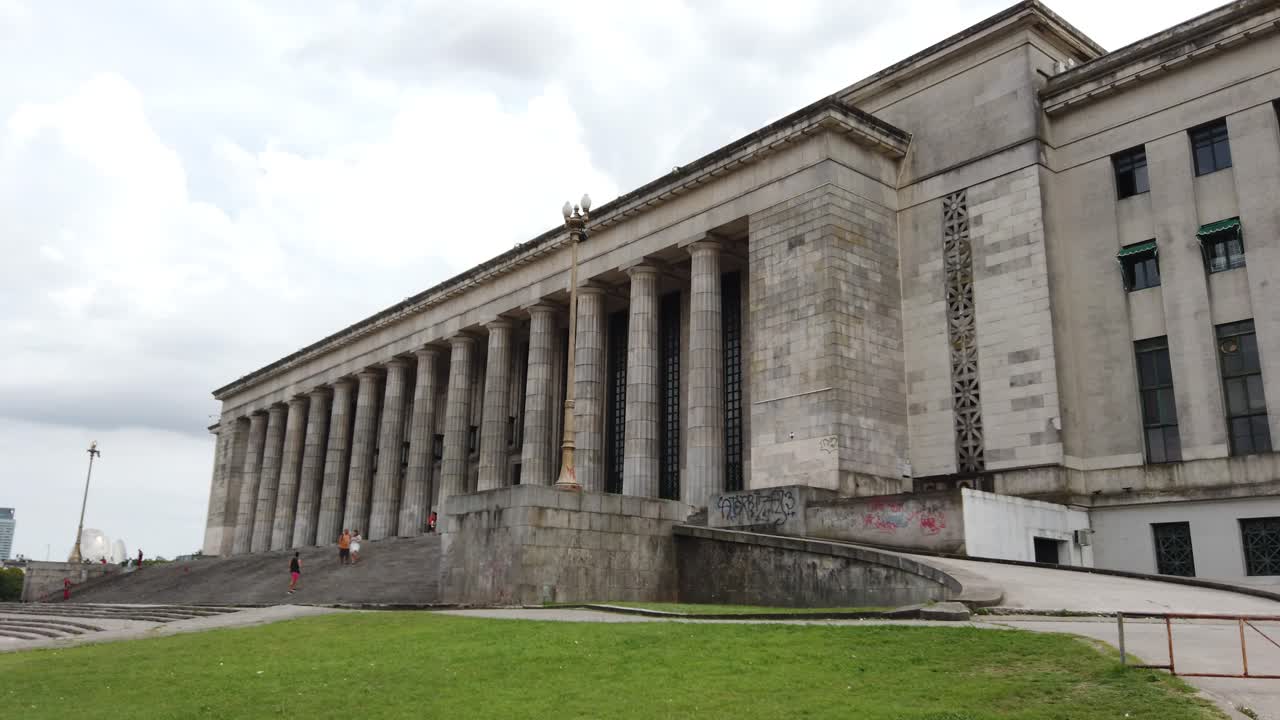 부에노스아이레스 아르헨티나 대학교의 법학과, 기둥이 있는 건물